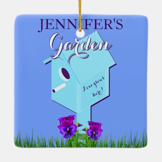 Garden: "Liefde groeit hier!" Birdhouse voor haar Keramisch Ornament (Achterkant)