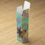 GARDEN VAN HET VERLORENDE SCHADOWS MAGIC BUTTERFLY WIJN<br><div class="desc">Elegant, kleurrijk, wit monogram ontwerp, levendige magische schoonheid, mousserende fantasieremen in helder aqua blauw, turquoise, blauwgroen groene, oranje gele kleuren, gouden enkels. Het thema is archetypes en middeleeuws alchemisch symboliek. Dit is een gedistilleerd beeld van een toevallige en oriënterende collectieve denkbeeldige zoektocht naar afgelegen afbeeldingen van de diepte in de...</div>