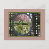 GARDEN VIA HET RONDE LATTICE VENSTER/INNISWOOD BRIEFKAART (Voorkant)