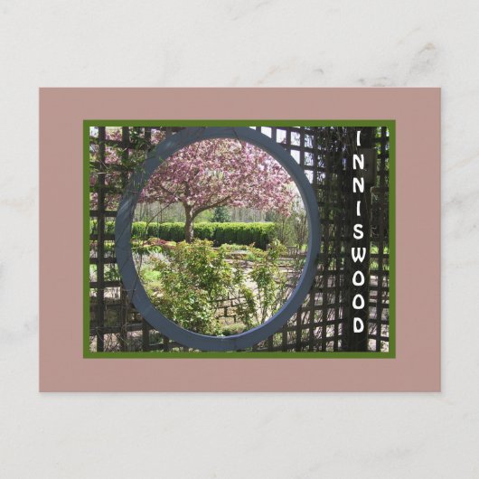 GARDEN VIA HET RONDE LATTICE VENSTER/INNISWOOD BRIEFKAART (Voorkant)