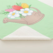 Garden Watering Kan met bloemen op groen Sherpa Deken (3/4)