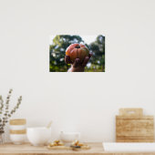 Gardener die een tomatafdruk vasthoudt poster (Keuken)