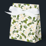 Gardenia Bloemige Favoren Verpakking Bedankdoosjes<br><div class="desc">De feestelijke verpakkingsdoos is afgebeeld met een prachtige witte gardenia-bloemenprint. 
Pas dit item aan of koop het zoals het is.
Tip: Voeg gewoon je favoriete snoepjes toe en een vrolijke lint.



Gelicenseerde afbeelding</div>