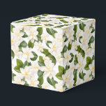Gardenia Bloemige Favorietjes Doos Bedankdoosjes<br><div class="desc">De feestelijk verpakte behandeldoos is getoond met een mooie witte gardenia bloemenprint. 
Pas dit item aan of koop het zoals het is.
Tip: Voeg gewoon je leuke snoepjes toe en een vrolijke lint.



Licentie Afbeelding</div>