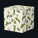 Gardenia Floral Favor Treat Box Bedankdoosjes<br><div class="desc">Party favour traktbox wordt getoond met een mooie witte gardenia bloemenprint. Pas dit object aan of koop het object zoals het is. Tip: voeg gewoon je geweldige traktaties toe en voeg wat feestelijk lint toe. Afbeelding onder licentie</div>