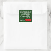 Gardening is goedkoper dan therapie... vierkante sticker (Tas)