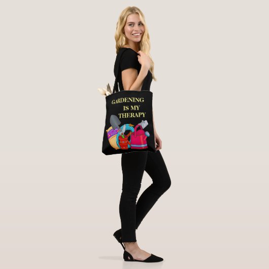 Gardening is mijn gereedschap voor het tuinieren v tote bag (Op model)