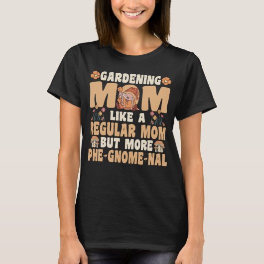 Gardening Mom with Gnomes T-shirt (Voorkant)