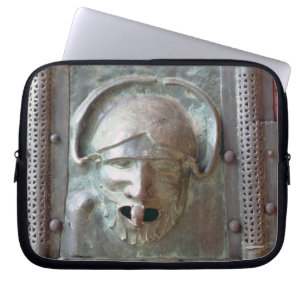 Gargoyle-paneel van de linkerdeur van het portaal, laptop sleeve