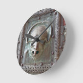 Gargoyle-paneel van de linkerdeur van het portaal, ronde klok (Hoek)