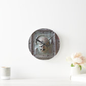 Gargoyle-paneel van de linkerdeur van het portaal, ronde klok (Huis)