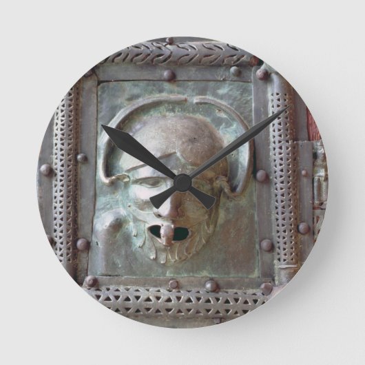 Gargoyle-paneel van de linkerdeur van het portaal, ronde klok (Voorkant)