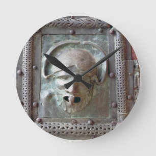 Gargoyle-paneel van de linkerdeur van het portaal, ronde klok