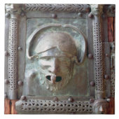 Gargoyle-paneel van de linkerdeur van het portaal, tegeltje (Voorkant)