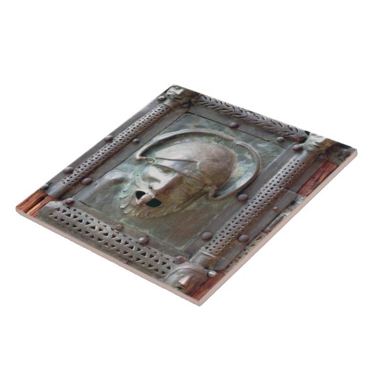 Gargoyle-paneel van de linkerdeur van het portaal, tegeltje (Zijkant)