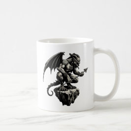 Gargoyle zit op een rots koffiemok