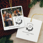 Garland krans monogram familie foto galerij zwart keramisch ornament<br><div class="desc">Omarm de vreugde van het vakantieseizoen met onze winterslinger fotogalerij Kerst monogram ornament. Ons gepersonaliseerde ornament is voorzien van onze handgetekende winterkrans ontwerp met een monogram kuif met meerdere foto's,  familiehandtekening & monogram. Verspreid de liefde en juich deze winter met dit elegante ornamenten ontwerp. Ontwerp door Moodthology Papery</div>