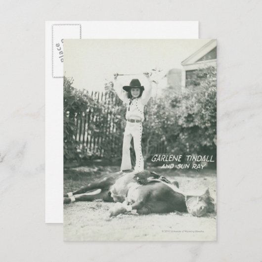 Garlene Tindall staat op een truc paard. Briefkaart (Voorkant / Achterkant)