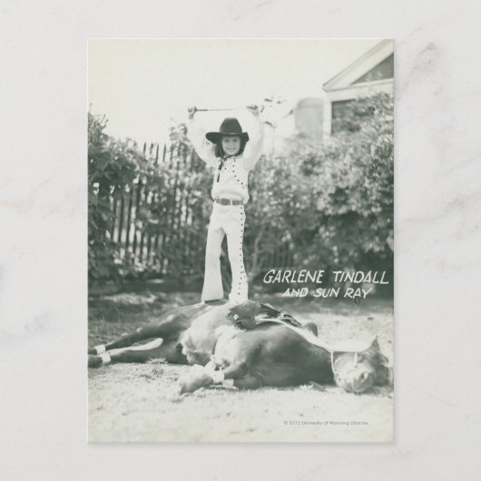 Garlene Tindall staat op een truc paard. Briefkaart (Voorkant)