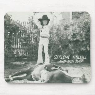 Garlene Tindall staat op een truc paard. Muismat