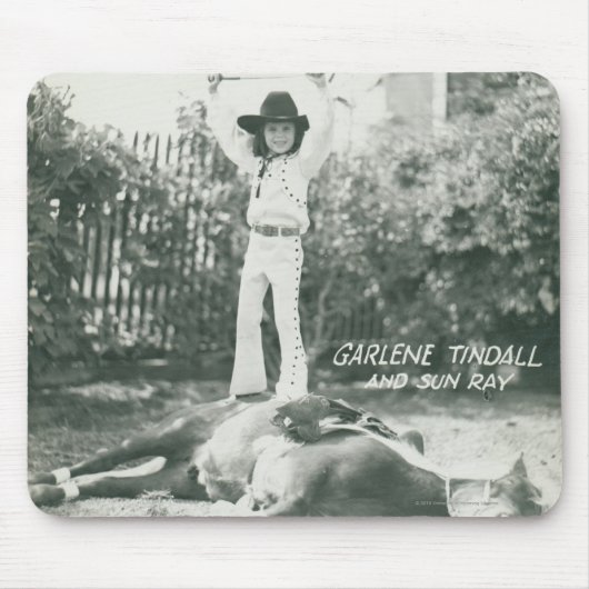 Garlene Tindall staat op een truc paard. Muismat (Voorkant)