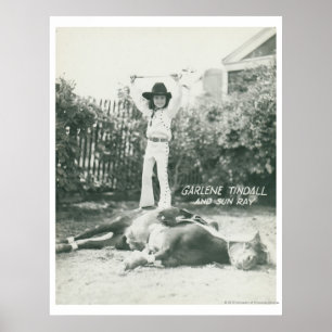 Garlene Tindall staat op een truc paard. Poster