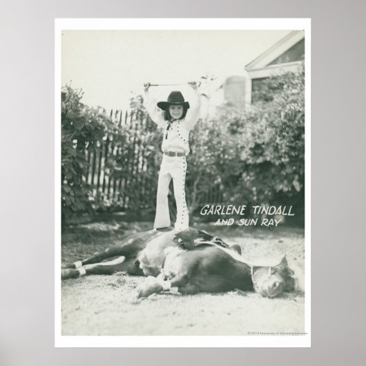 Garlene Tindall staat op een truc paard. Poster (Voorkant)