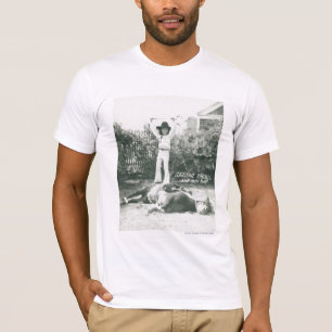 Garlene Tindall staat op een truc paard. T-shirt