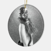 Gasmaskermeisje Keramisch Ornament (Links)