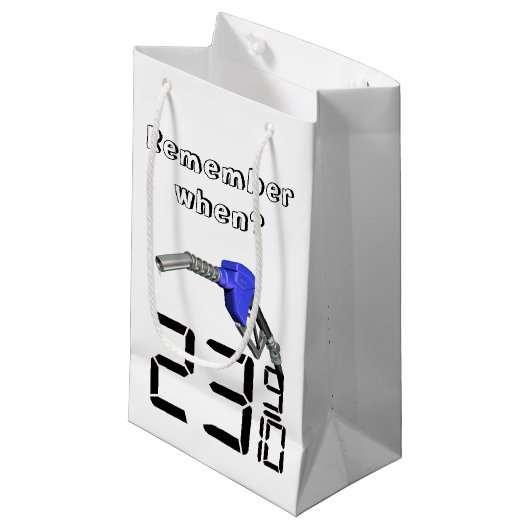 Gasolinesproeier met gasprijs 1970 klein cadeauzakje (Voorkant Gekanteld)