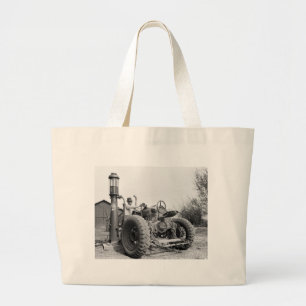  gaspomp op het Boerderij, 1940 Grote Tote Bag