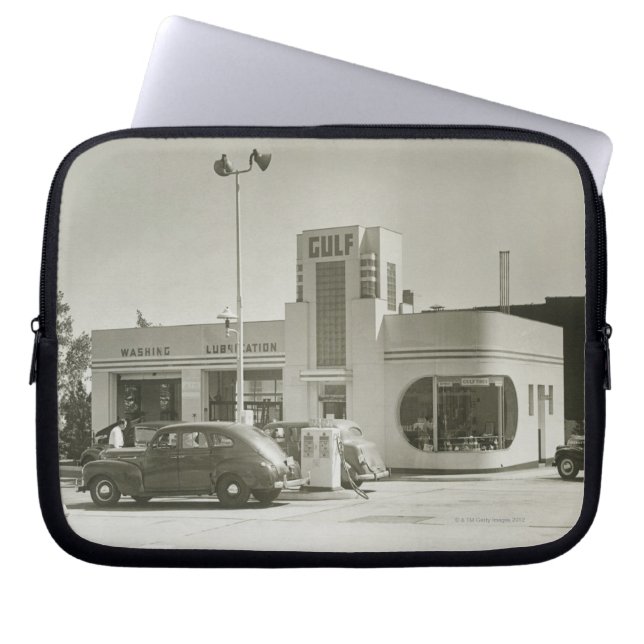 Gasstation Laptop Sleeve (Voorkant)