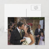 Gasten gooien confetti over kussen bruid en briefkaart (Voorkant / Achterkant)