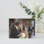 Gasten gooien confetti over kussen bruid en briefkaart (Staand voorkant)