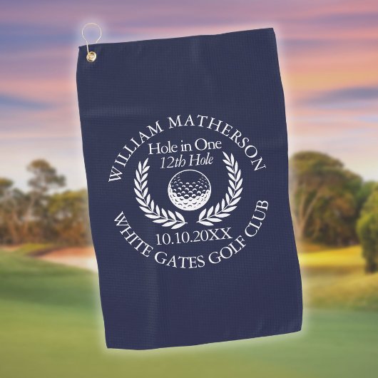 Gat in een aangepaste golfbal krans marineblauw golfhanddoek