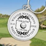 Gat in één Klassiek gepersonaliseerd Golf Sleutelhanger<br><div class="desc">Met een oud stempel-effect klassiek retrodesign. Geef de naam,  het nummer van de locatie en de datum een persoonlijk tintje om een fantastisch golfspel te creëer om dat fantastische gat in één te vieren. Ontworpen door: Thisnotme©</div>