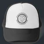 Gat in één Klassiek gepersonaliseerd Golf Trucker Pet<br><div class="desc">Met een oud stempel-effect klassiek retrodesign. Geef de naam,  het nummer van de locatie en de datum een persoonlijk tintje om een fantastisch golfspel te creëer om dat fantastische gat in één te vieren. Ontworpen door: Thisnotme©</div>