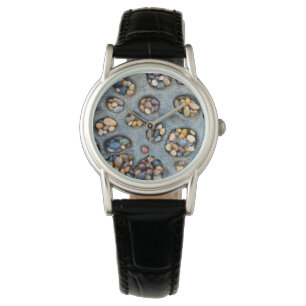Gaten gevuld met kiezelstenen, CA Horloge