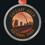 Gateway Arch National Park Retro Noodcirkel Metalen Ornament<br><div class="desc">Gateway Arch vector artwork ontwerp. Het Gateway Arch National Park is een nationaal park in St. Louis,  Missouri,  vlak bij het startpunt van de Lewis and Clark Expedition.</div>