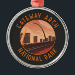 Gateway Arch National Park Retro Noodcirkel Metalen Ornament<br><div class="desc">Gateway Arch vector artwork ontwerp. Het Gateway Arch National Park is een nationaal park in St. Louis,  Missouri,  vlak bij het startpunt van de Lewis and Clark Expedition.</div>