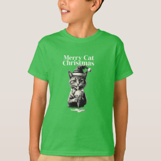Gato en la hierba. t-shirt