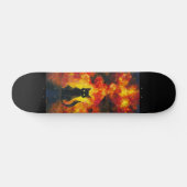 Gato Negro en Estilo Acuarela con Fondo Llameante Persoonlijk Skateboard (Horizontaal)