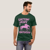 Gattin Lucky in Kentucky Horse Racing Schattigee P T-shirt (Voorkant volledig)