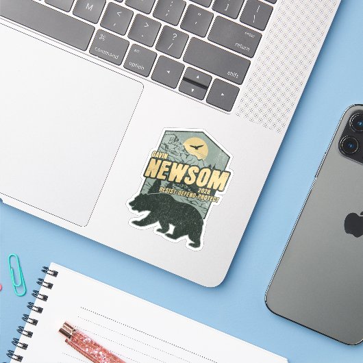 Gavin Newsom 2028 Resist Protect Defend Sticker (Laptop met iPhone)