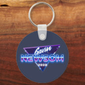 Gavin Newsom 2028 voor President Retro 80s Sleutelhanger (Voorkant)