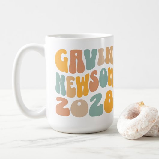 Gavin Newsom 2028 voor President Wavy Tekst Koffiemok (Met donut)