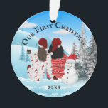 Gay African American koppel snowman DIY foto Ornament<br><div class="desc">Viel je eerste kerstfeest samen met deze leuke illustratie van een donkerharige Afrikaans-Amerikaans echtpaar dat met hun rug tegen je zit, omgeven door een winterwonderlandschap met sneeuwbeladen fierbomen en een schattige sneeuwman met een kersthoed erin. Ze dragen lelijke Xmas truien en rode en witte kerstmannetjes. De woorden, onze eerste Kerstmis...</div>