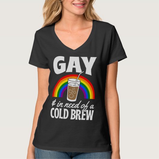 Gay And In Need Of A Cold Brew LGBTQ Pride Rainbow T-shirt (Voorkant)