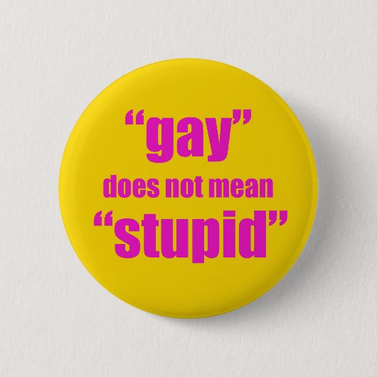 Gay betekent niet dom ronde button 5,7 cm (Voorkant)