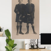 Gay Interest Handsome Young Mannen in Kilts Poster (Thuiskantoor)